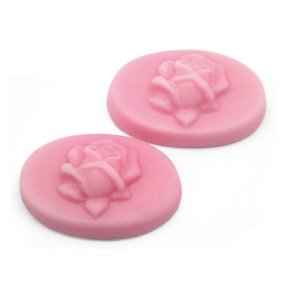 Mouler des comprimés ovales avec de la rosita pour faire du savon