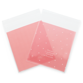 Bolsinha de celofane rosa com bolinhas brancas Bolsinha de celofane rosa com bolinhas brancas