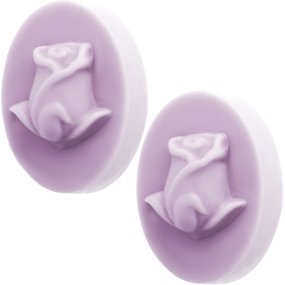 Mouler deux comprimés de savon avec du capullito