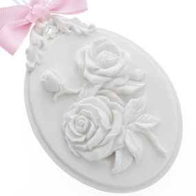 Médaillon de moule en céramique parfumée avec des roses Médaillon de moule en céramique parfumée avec des roses