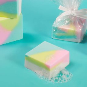 Kit como fazer sabonetes multicoloridos para detalhes. Materiales e instruções