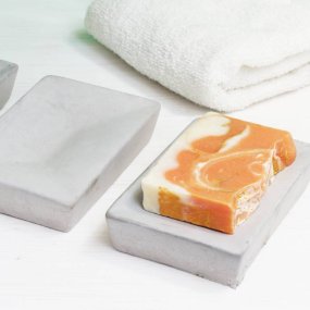 Kit comment faire des plats de savon en ciment. Matériel et instructions