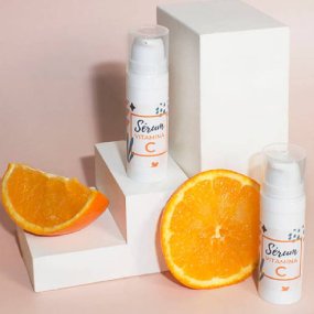 Kit pour fabriquer un sérum vitamine C facial maison. Matériaux et instructions Kit pour fabriquer un sérum vitamine C facial maison. Matériaux et instructions