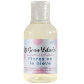 Essence aromatique fleurs dans la neige