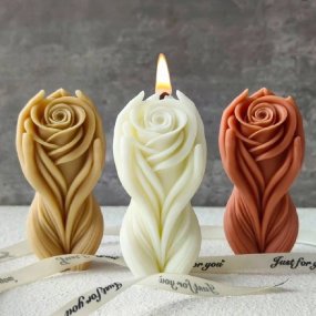 Molde rosa entre mãos para velas