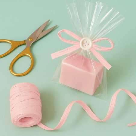 Bolsa envuelta con cinta de rafia rosa bebé