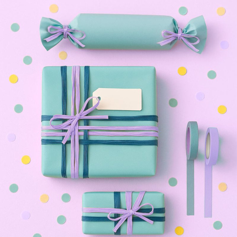 Cinta de rafia lila para decorar regalos