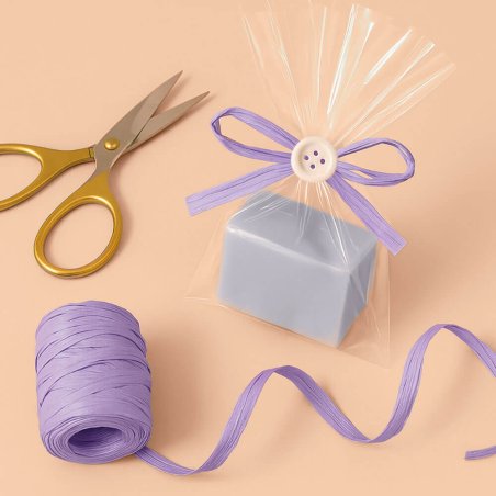 Bolsa de celofán cerrada con rafia lila