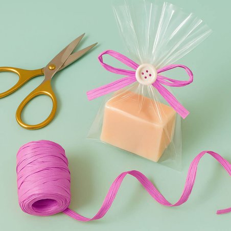 Cinta de rafia magenta para decorar bolsas de regalo
