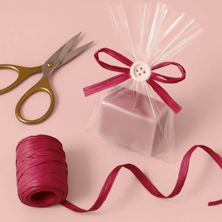 Cinta de rafia granate para decorar bolsas de regalos