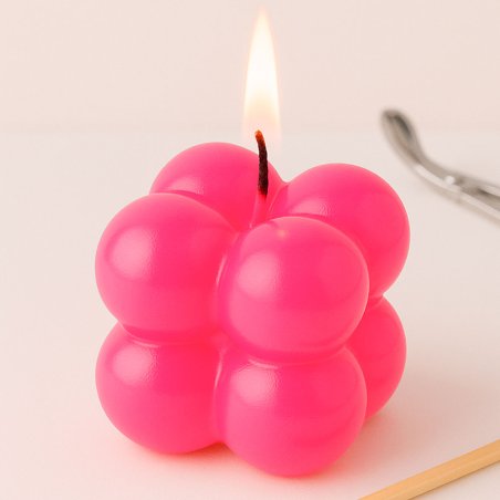 Vela con barniz rosa neón