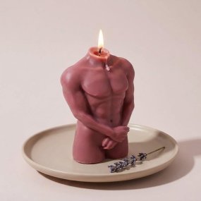 Molde torso masculino cobrindo-se