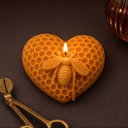 Vela corazón de panal encendida