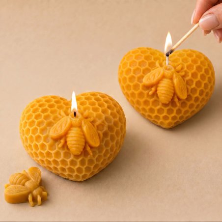 Encendiendo vela corazón de panal