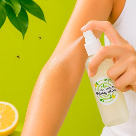 Aplicación de repelente de mosquitos sobre la piel