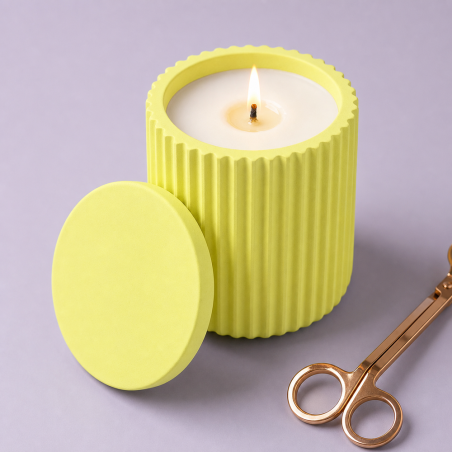 Portavelas hecho con cemento para figuras amarillo limón y molde de silicona