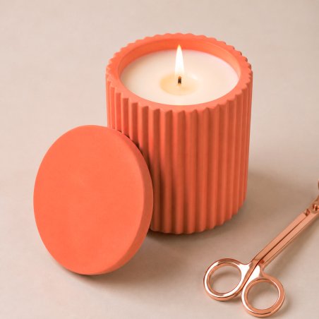 Portavelas hecho con cemento para figuras naranja clásico y molde de silicona