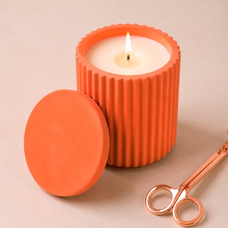 Portavelas hecho con cemento para figuras naranja neón y molde de silicona