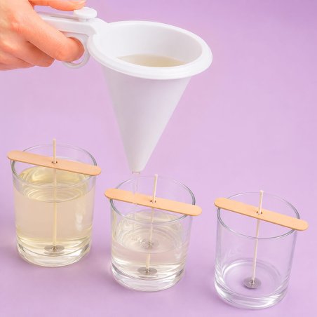 Embudo de plastico con dispensador