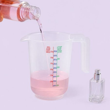 Jarra medidora de plástico para hacer cosmética