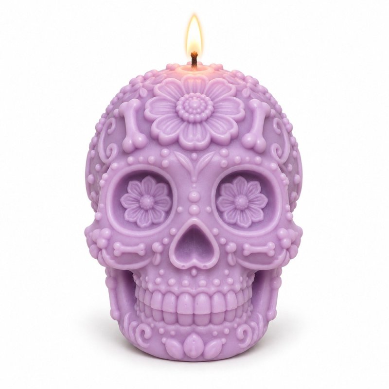Vela lila encendida con forma de calavera mexicana y relieves de flores y huesos sobre fondo blanco