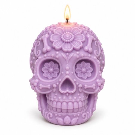 Vela lilás acesa em forma de caveira mexicana com relevos de flores e ossos sobre fundo branco