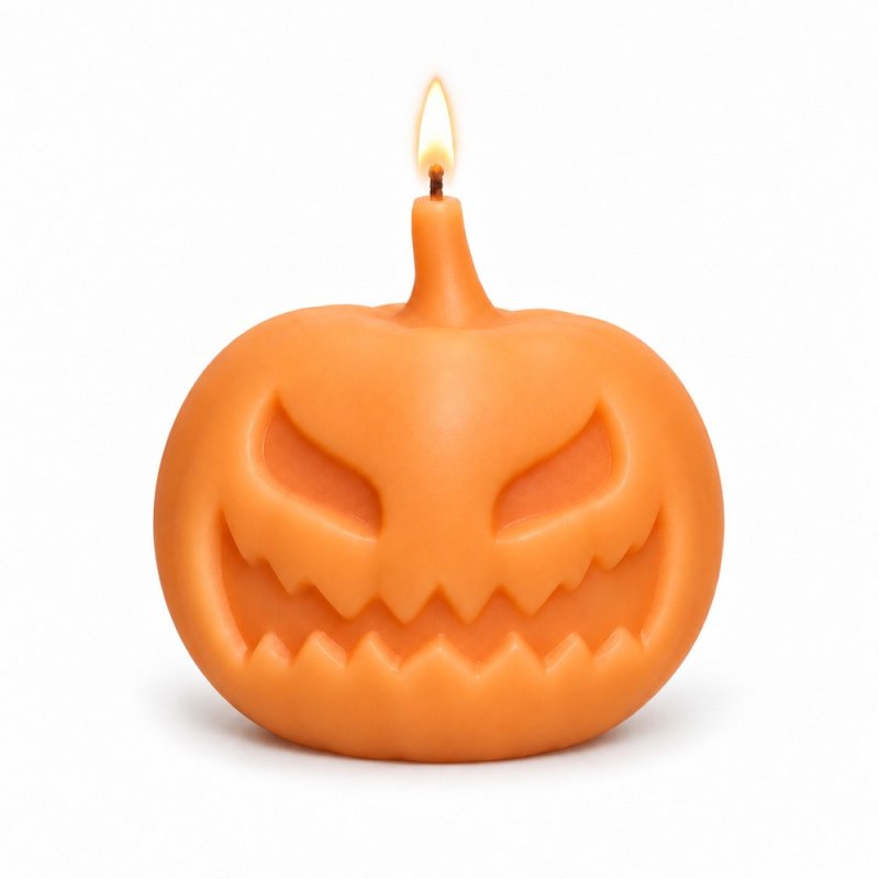 Vela naranja encendida con forma de calabaza malvada sobre fondo blanco