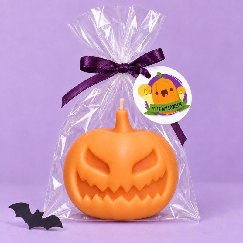 Calabaza malvada naranja en bolsa transparente con lazo morado y etiqueta de Halloween