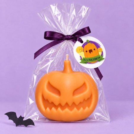 Calabaza malvada naranja en bolsa transparente con lazo morado y etiqueta de Halloween