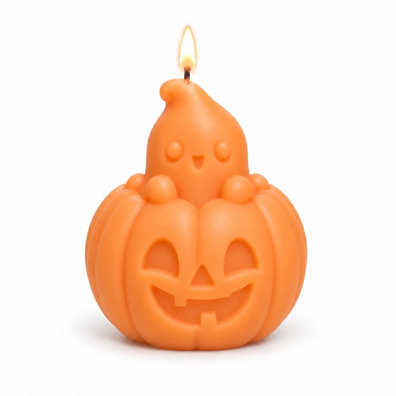 Bougie orange allumée avec un fantôme sur une citrouille souriante, sur fond blanc