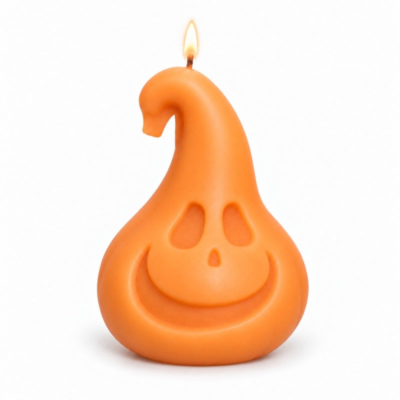 Vela laranja acesa em forma de abóbora sorridente com caule curvado sobre fundo branco
