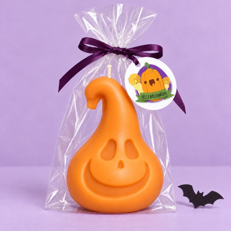 Calabaza sonriente naranja con tallo curvado en bolsa transparente con lazo morado