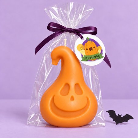 Calabaza sonriente naranja con tallo curvado en bolsa transparente con lazo morado