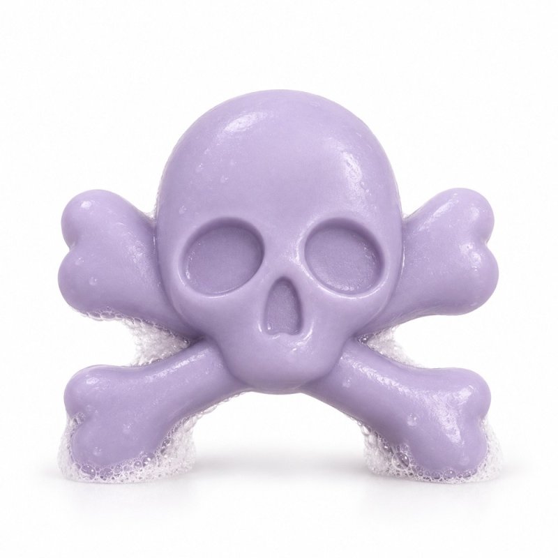 Savon lilas en forme de crâne avec os croisés avec mousse sur fond blanc