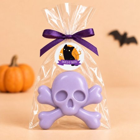 Jabón lila de calavera con huesos cruzados en bolsa transparente con lazo morado