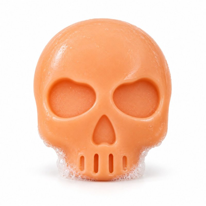 Jabón naranja de calavera clásica con espuma sobre fondo blanco