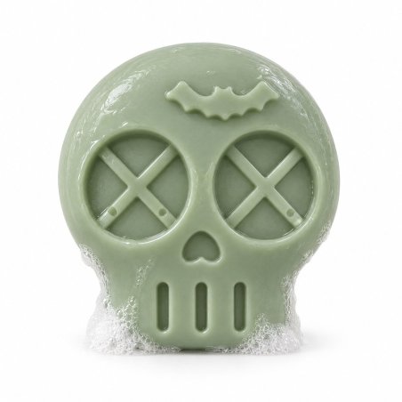 Sabonete verde de caveira com olhos em X e morcego com espuma sobre fundo branco