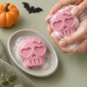 Molde de jabón calavera con lazo y ojos de corazón
