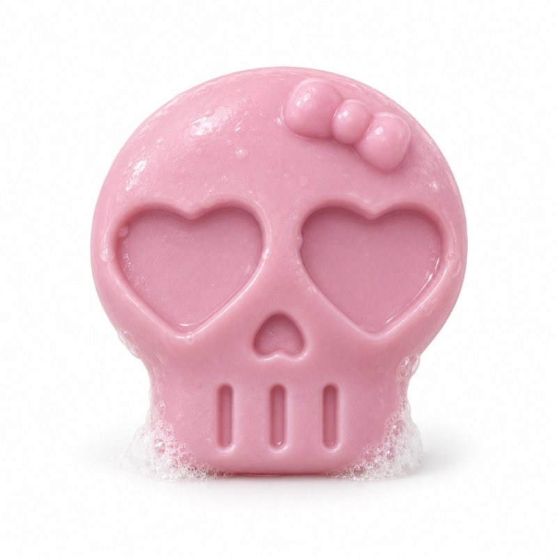 Sabonete rosa de caveira com laço e olhos de coração com espuma sobre fundo branco