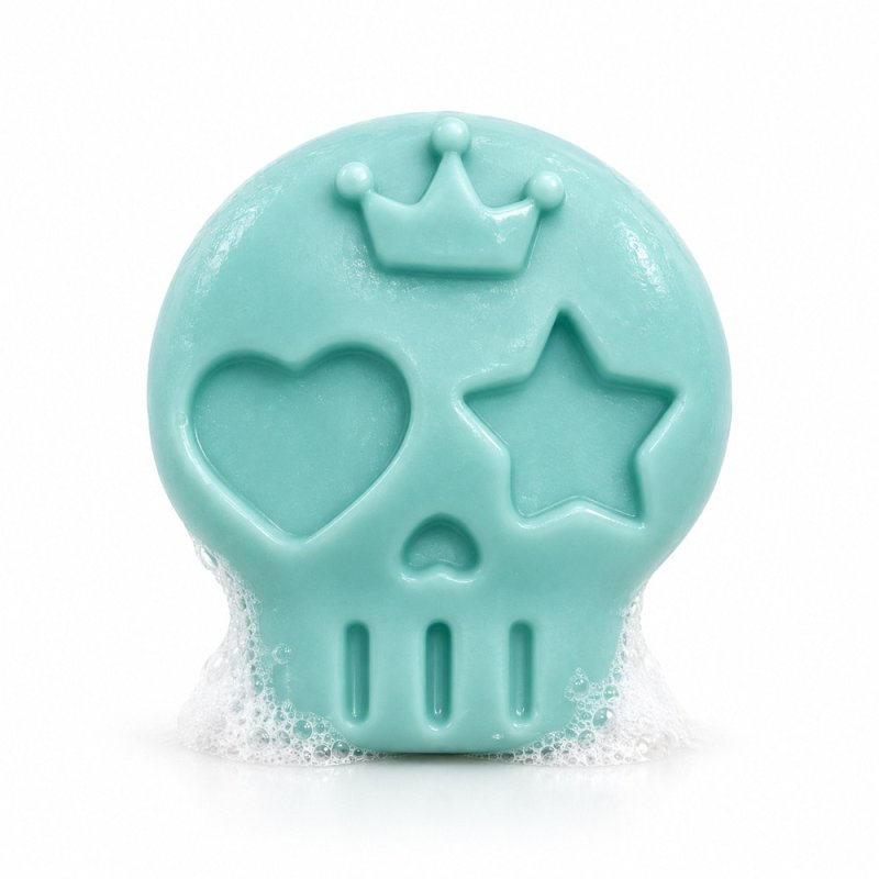 Savon turquoise en forme de crâne avec couronne, cœur et étoile avec mousse sur fond blanc
