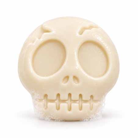 Sabonete creme de caveira rachada com espuma sobre fundo branco