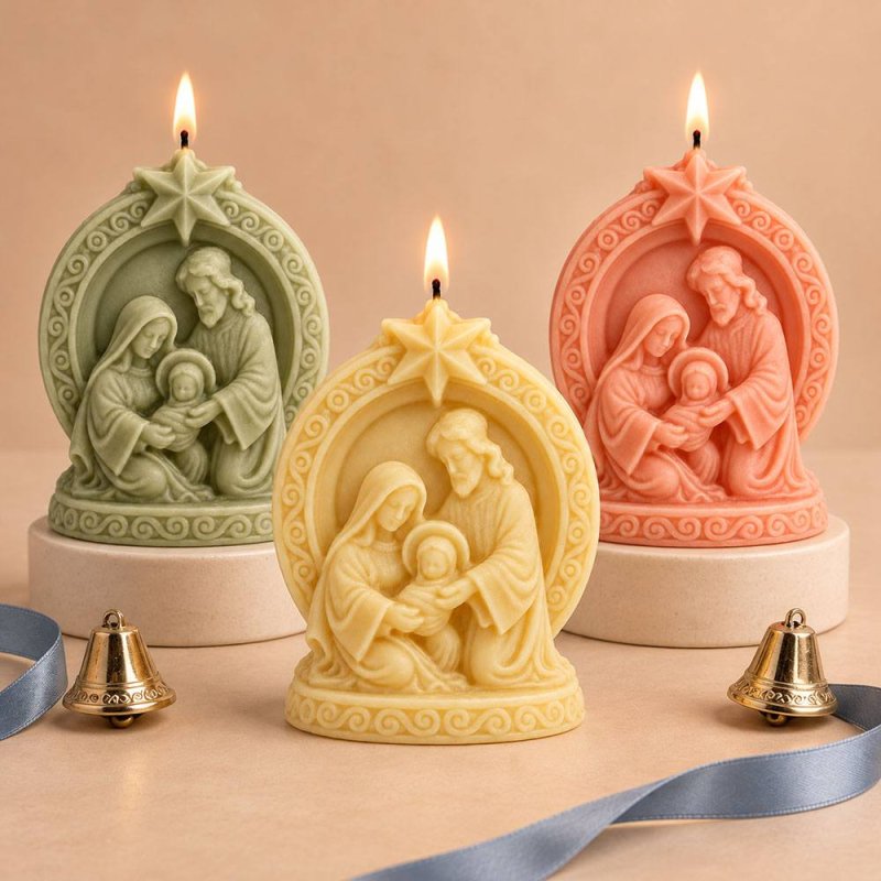 Três velas acesas com presépio e estrela em verde, amarelo e coral junto a sinos