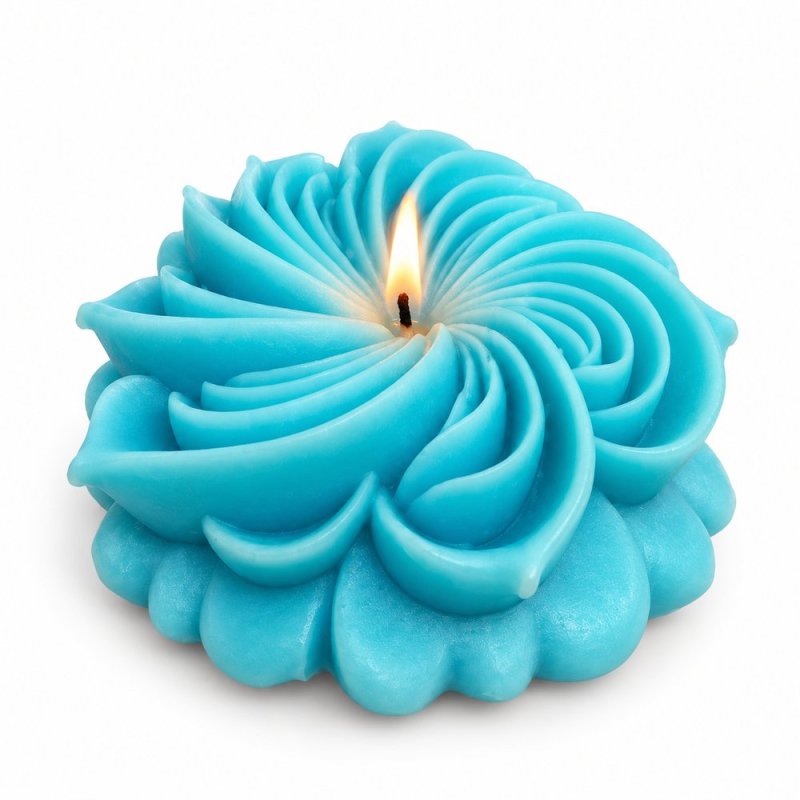 Vela turquesa acesa em forma de flor de dália sobre fundo branco