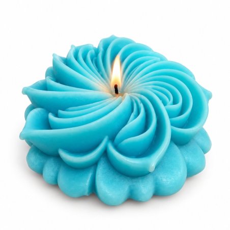 Bougie turquoise allumée en forme de fleur de dahlia sur fond blanc