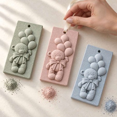 Tres placas con osito y globos en verde, rosa y azul, con una mano sujetando una cinta