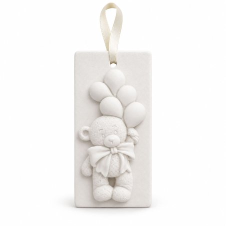 Plaque blanche avec ourson et ballons en relief et ruban de suspension sur fond blanc