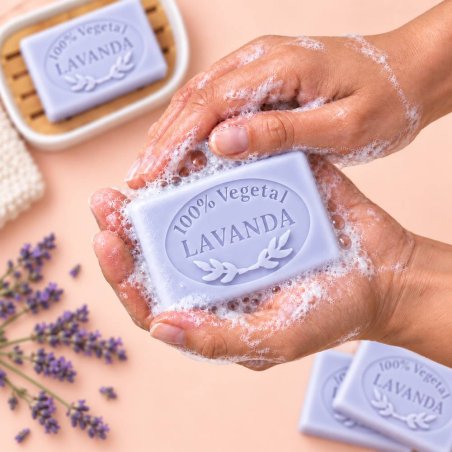 Molde jabon de lavanda — jabón en manos con espuma