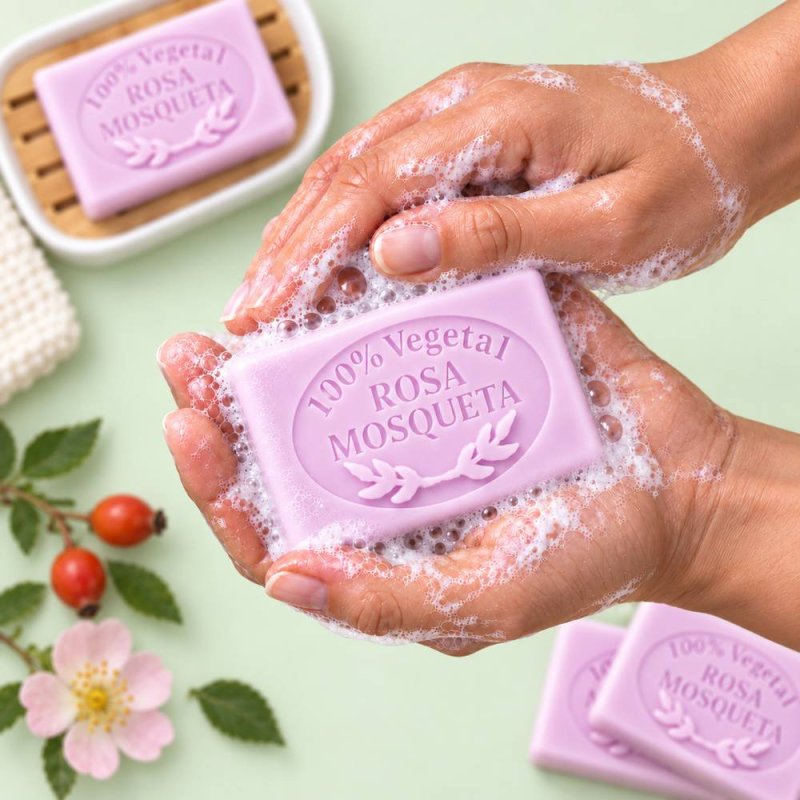 Molde jabon rosa mosqueta — jabón en manos con espuma