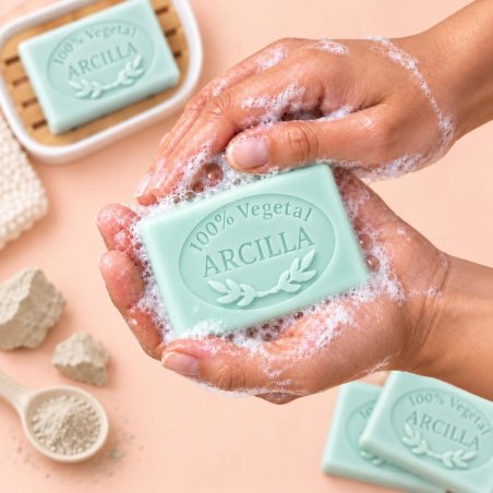 Molde jabon de arcilla — jabón en manos con espuma