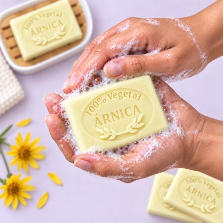 Molde jabon de arnica — jabón en manos con espuma